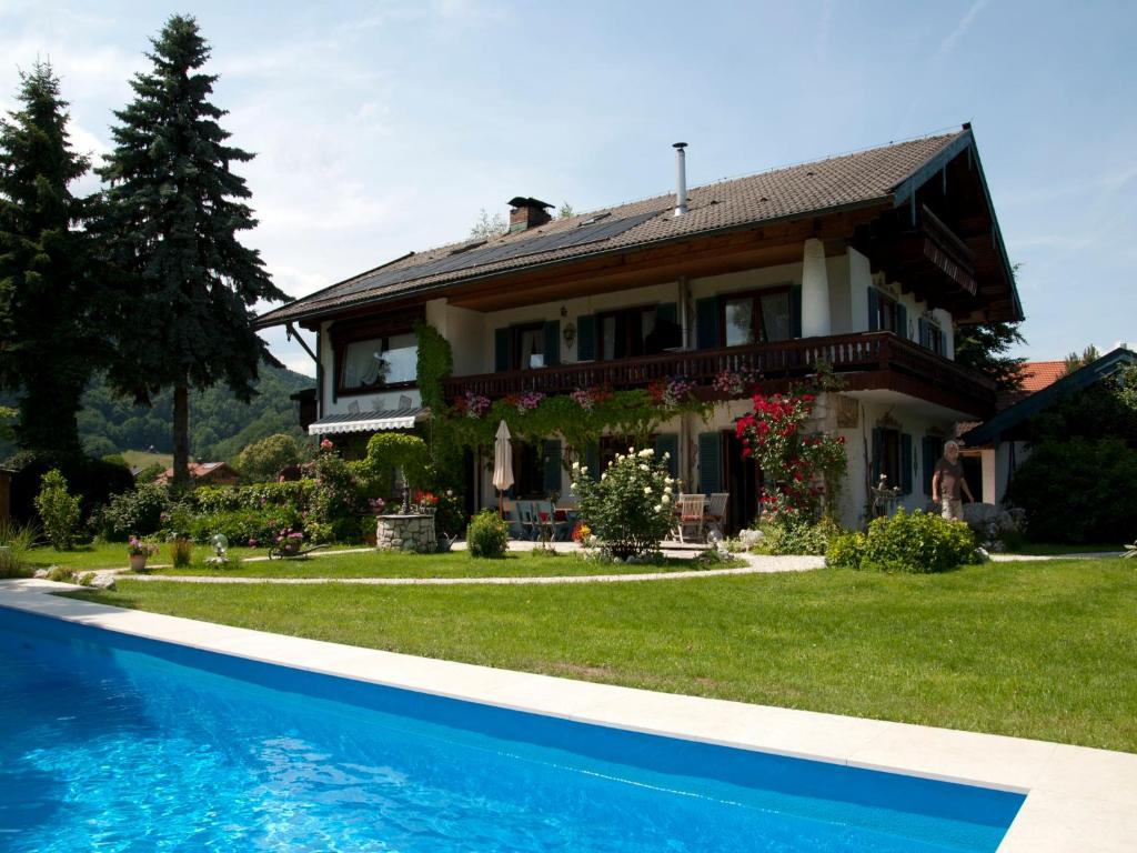 ein Haus mit Pool davor in der Unterkunft Gästehaus Gamsei - Bosch Hermann in Grassau