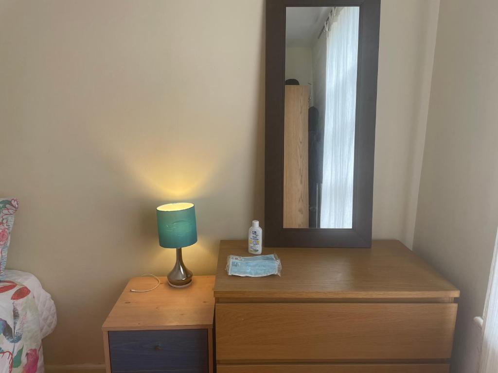 Postel nebo postele na pokoji v ubytování Guest House quarto cama box Finsbury Park