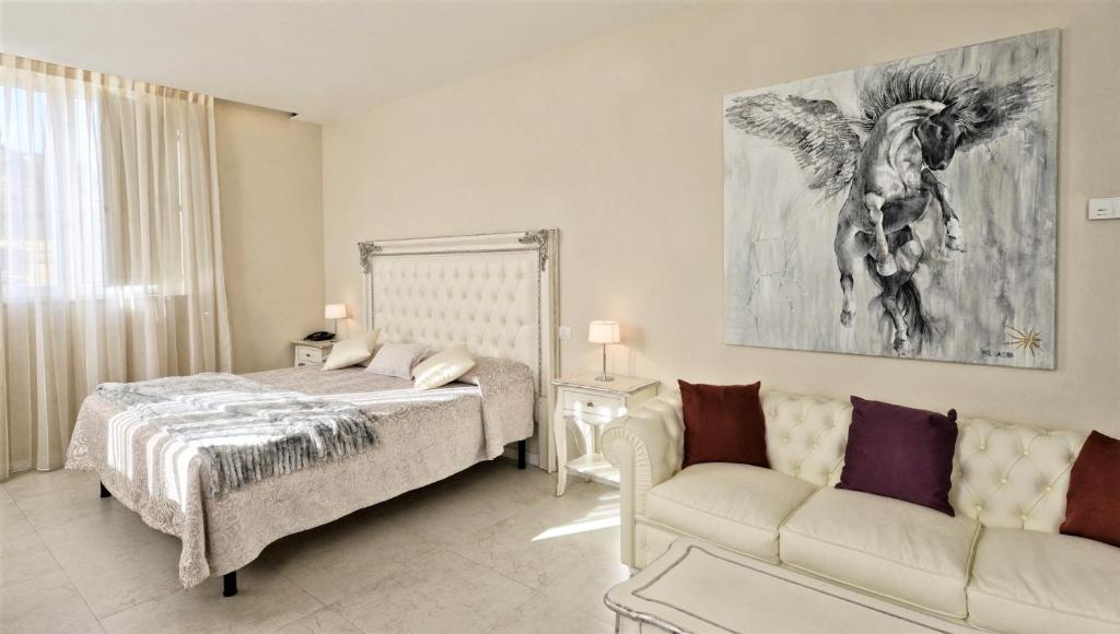 A bed or beds in a room at Villa del Sole Siena