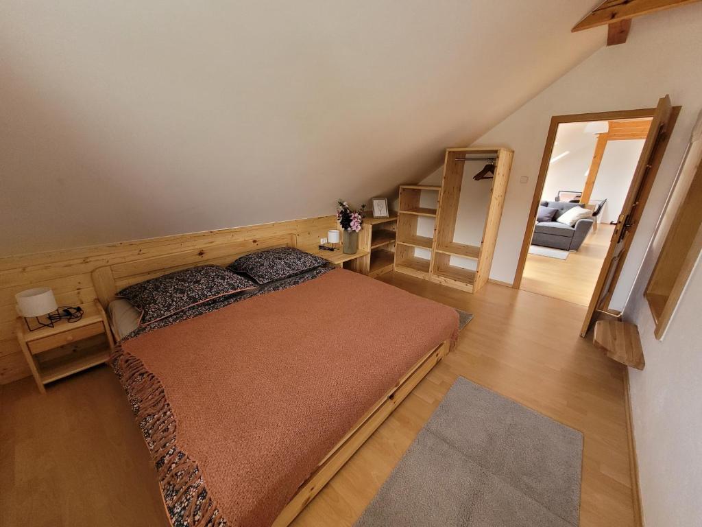 Postel nebo postele na pokoji v ubytování Apartmány Velké Dářko