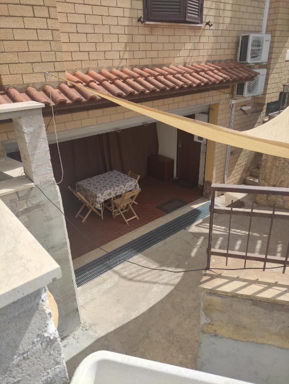 A balcony or terrace at VILLA GIULIANA stanze con bagno interno in Villa a 350 mt spiaggia libera Lido delle Sirene