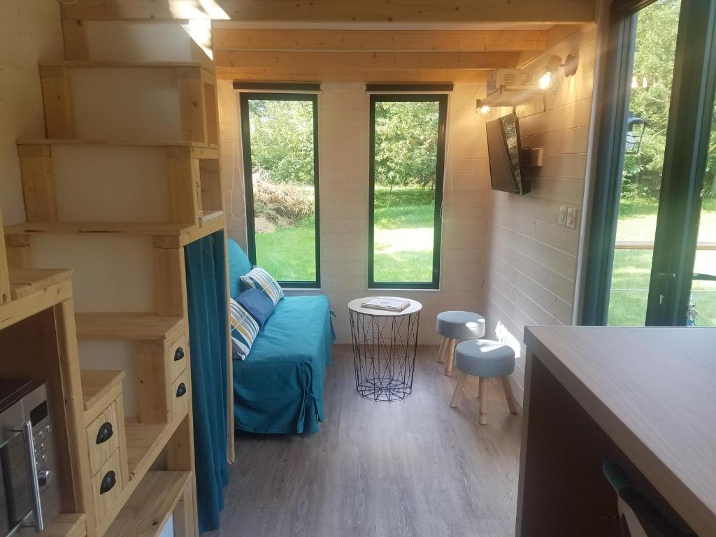 Posezení v ubytování INSOLITE La Tiny House du Lutin Many et son Bain Nordique