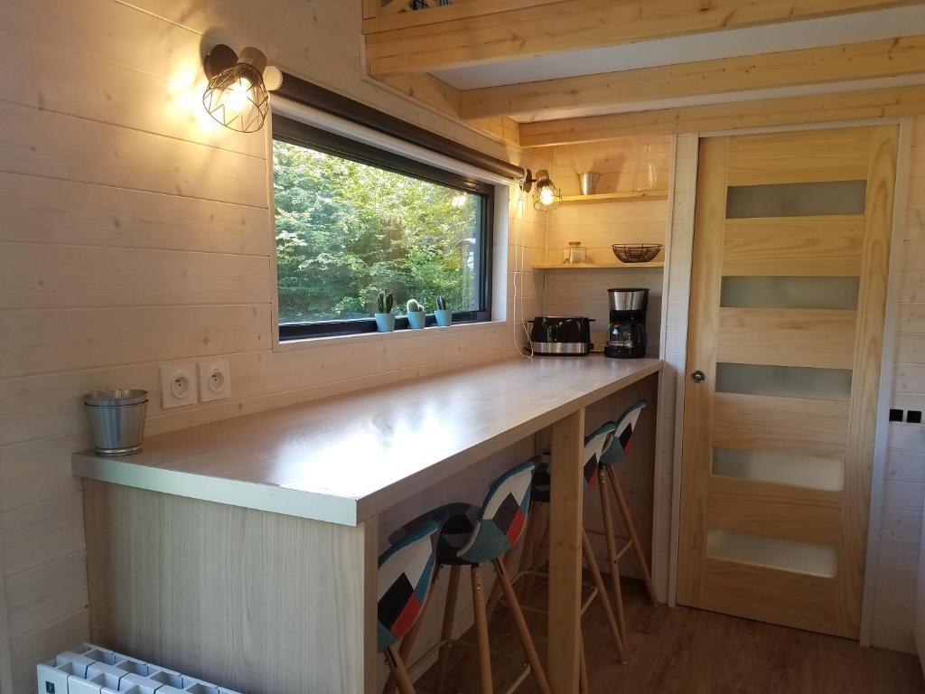 Kuchyň nebo kuchyňský kout v ubytování INSOLITE La Tiny House du Lutin Many et son Bain Nordique