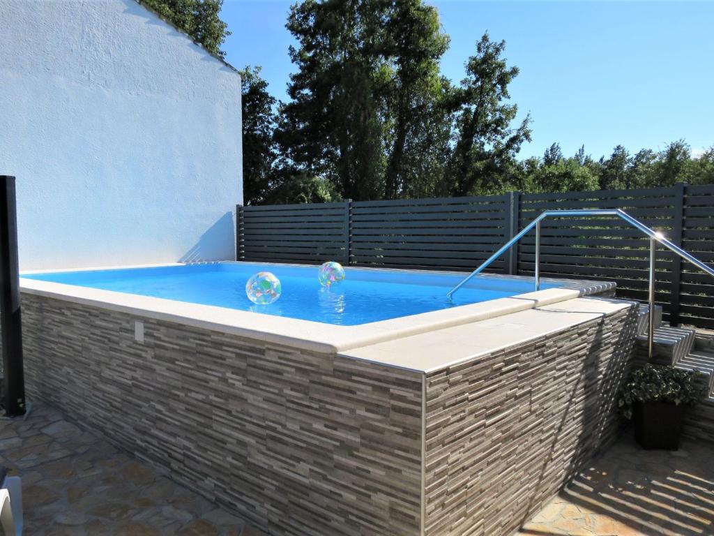 Bazén v ubytování Holiday Home Milka 1 by Interhome nebo v jeho okolí