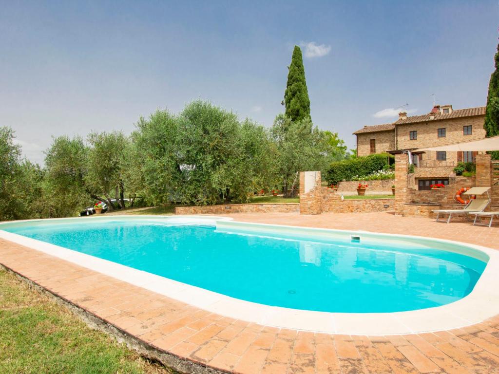 einen Pool im Hof eines Hauses in der Unterkunft Holiday Home Il Casolarino by Interhome in San Martino a Maiano