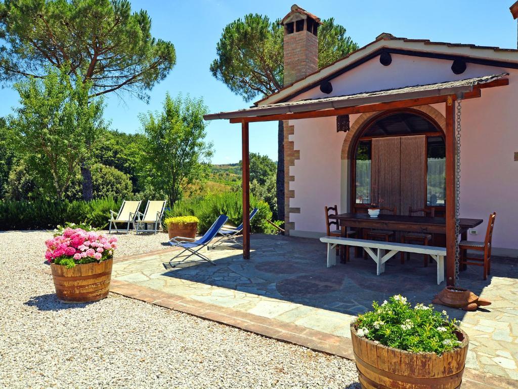 patio con panchina e gazebo di Holiday Home Il Vallone by Interhome ad Aia Murata