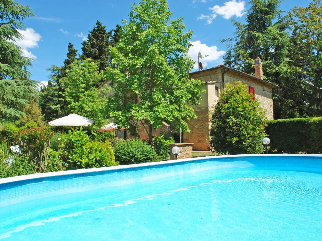 uma piscina em frente a uma casa em Holiday Home L'Antica Chiesa by Interhome em Camporbiano