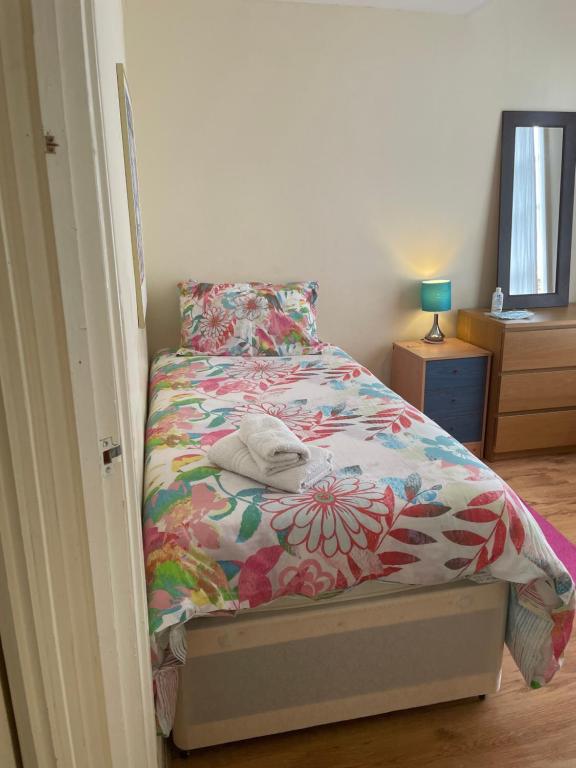 Кровать или кровати в номере Guest House quarto Individual cama box solteiro ! Finsbury Park