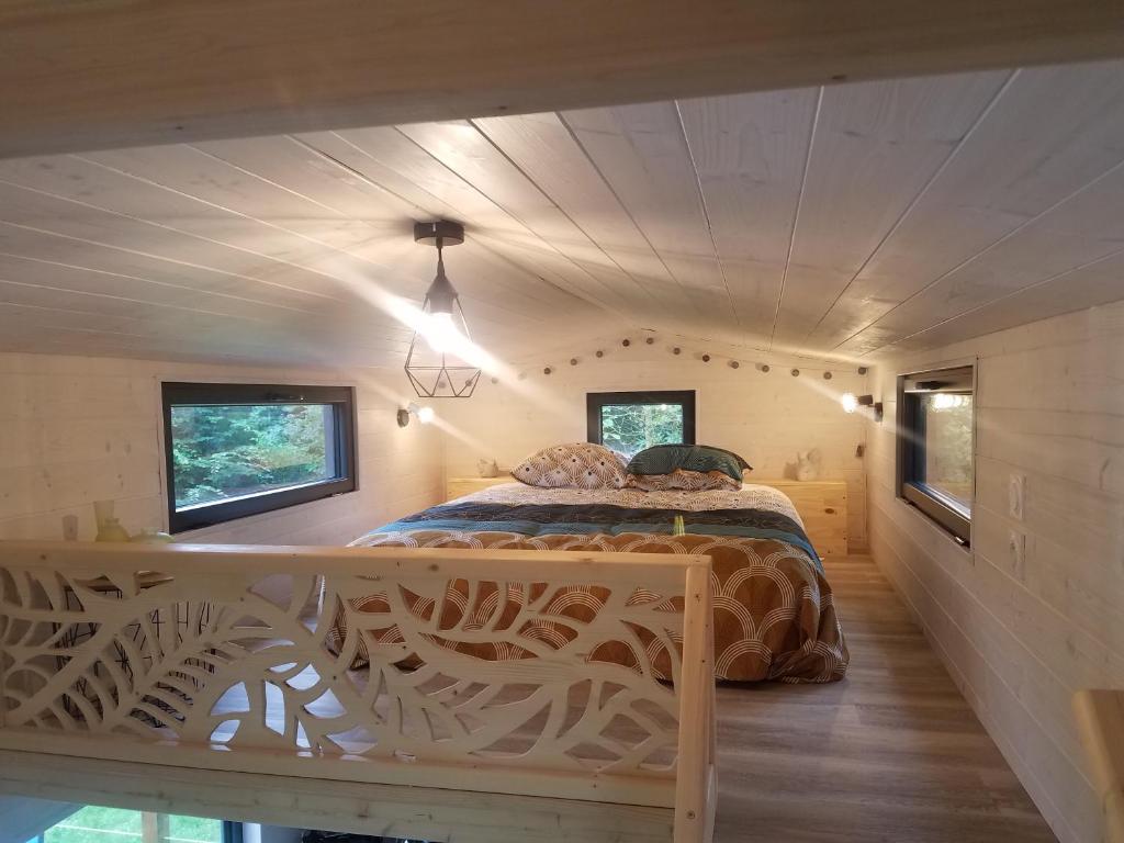 Postel nebo postele na pokoji v ubytování INSOLITE La Tiny House du Lutin Many et son Bain Nordique