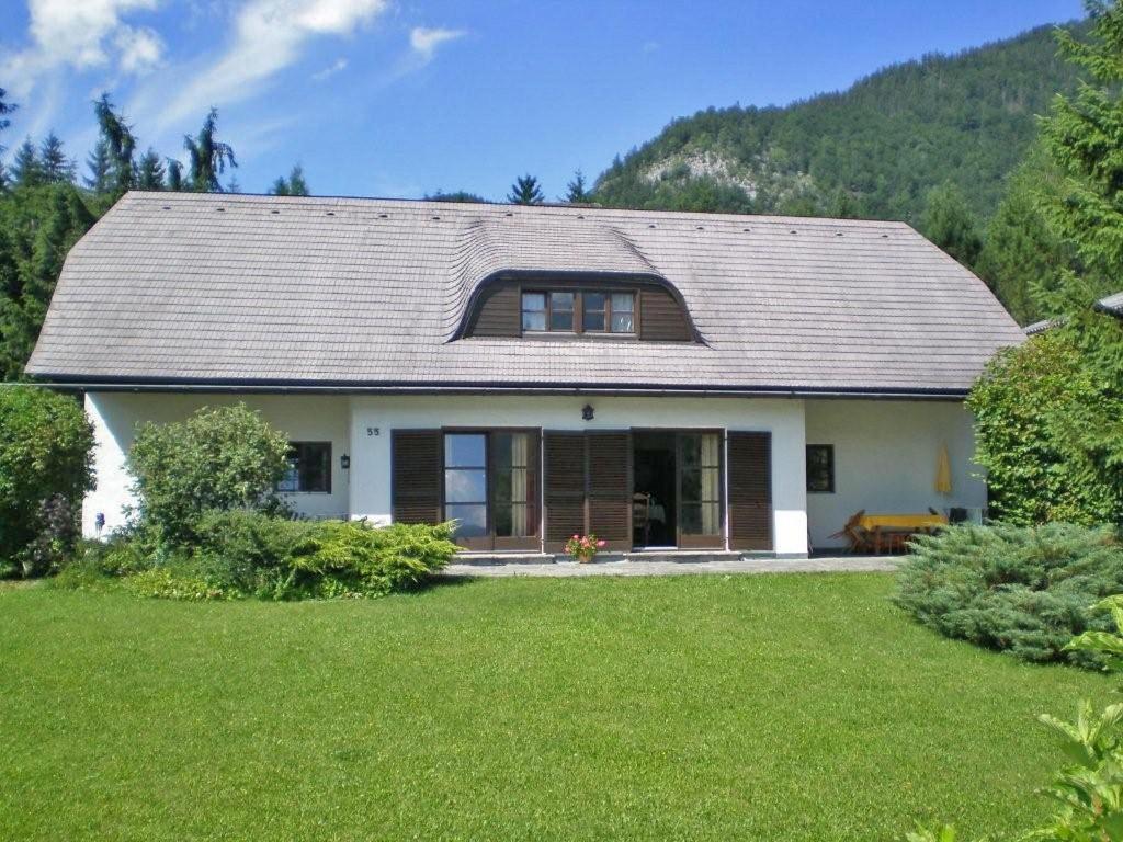 Biały dom z dachem i dziedzińcem w obiekcie Apartment Eckel-2 by Interhome w mieście Russbach