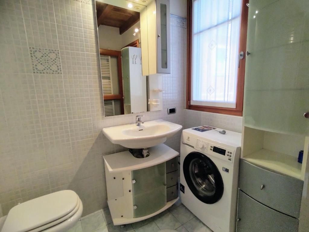 Koupelna v ubytování Holiday Home Leonardo by Interhome