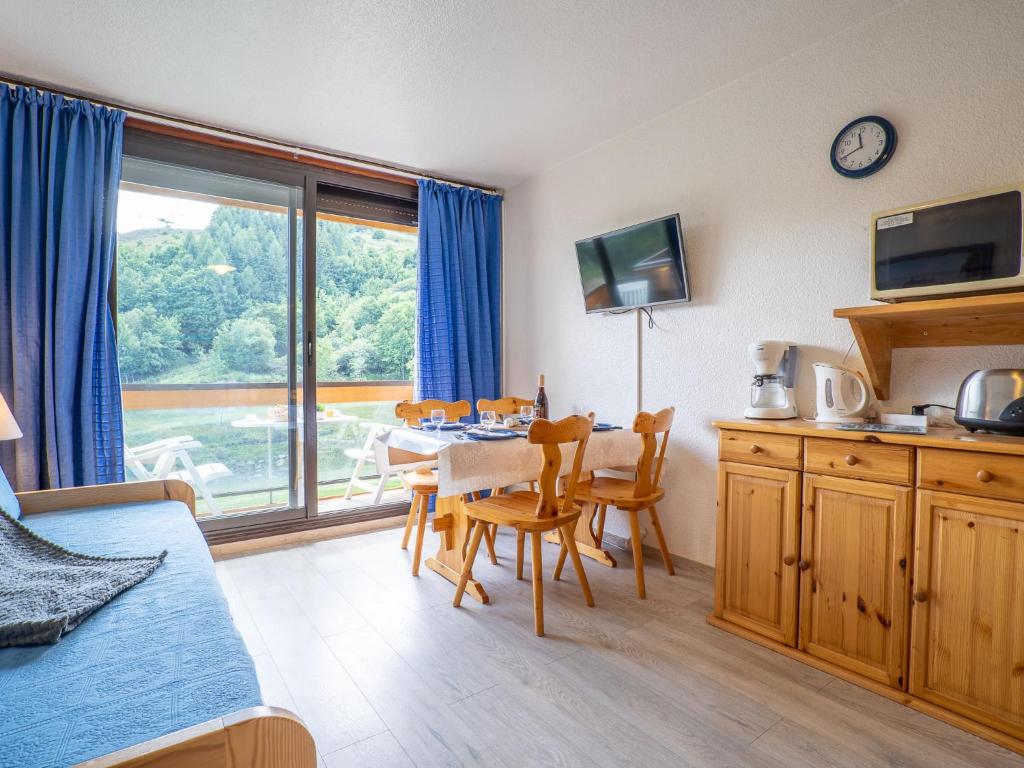 une chambre avec une table et une salle à manger avec une fenêtre dans l'établissement Studio Soyouz Vanguard-12 by Interhome, au Corbier