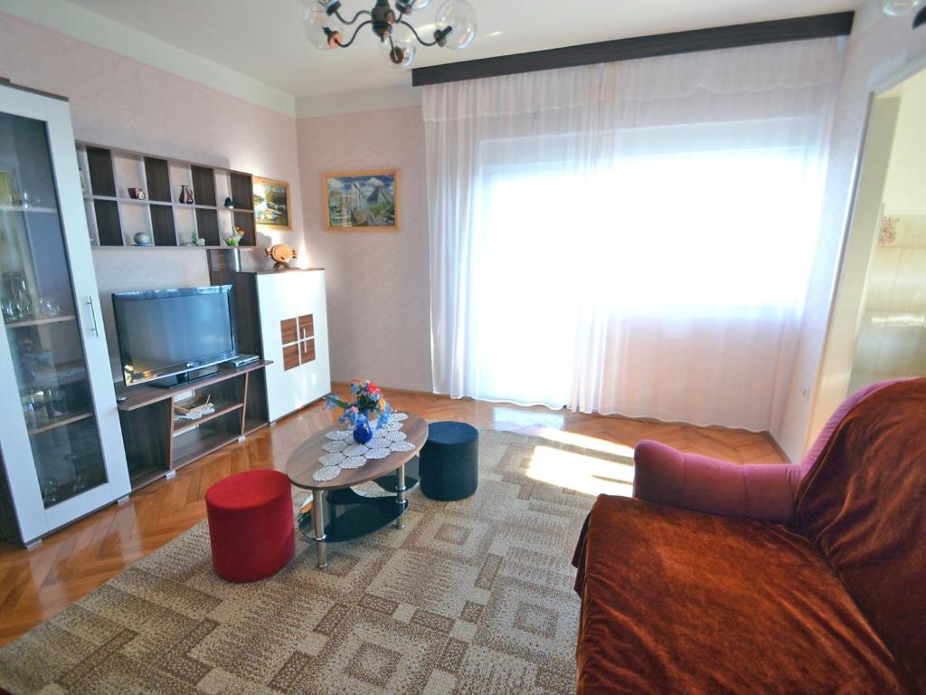 TV a/nebo společenská místnost v ubytování Apartment Josip by Interhome