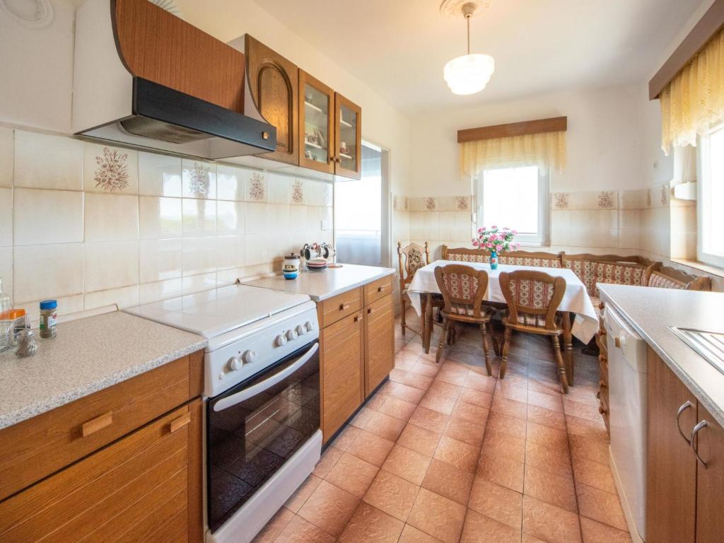 Kuchyň nebo kuchyňský kout v ubytování Apartment Josip by Interhome