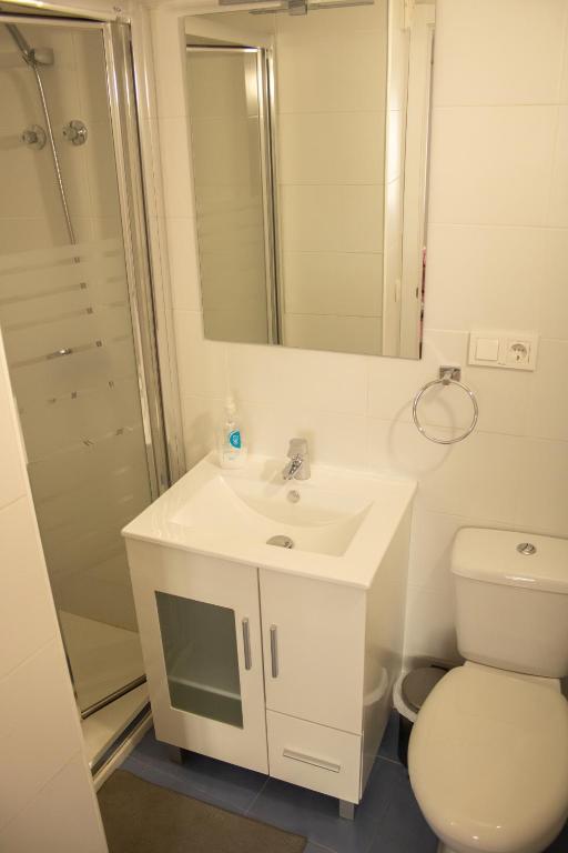 Łazienka w obiekcie Malagueña Salerosa "Apartamento - estudio con terraza" En casa típica de 1 a 4 dormitorios