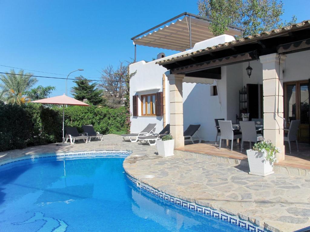 uma piscina em frente a uma casa em Holiday Home Dolce Farniente - PCN130 by Interhome em Cala Mendia