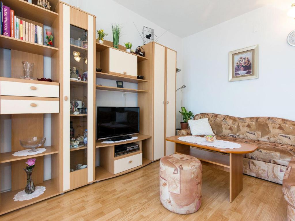 Televízia a/alebo spoločenská miestnosť v ubytovaní Apartment Josipa by Interhome