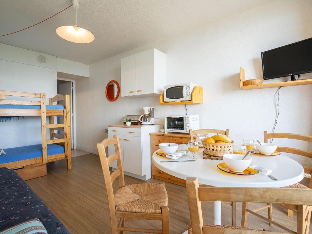 Studio Soyouz Vanguard-5 by Interhome في لي كوربيه: مطبخ صغير وغرفة طعام مع طاولة وكراسي
