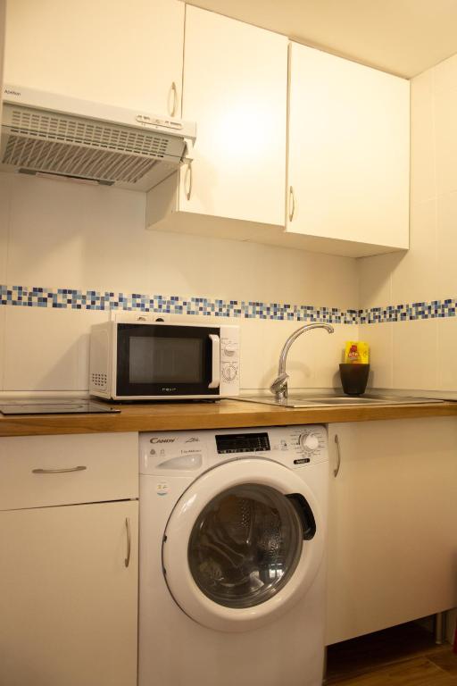 Kuchnia lub aneks kuchenny w obiekcie Malagueña Salerosa "Apartamento - estudio con terraza" En casa típica de 1 a 4 dormitorios