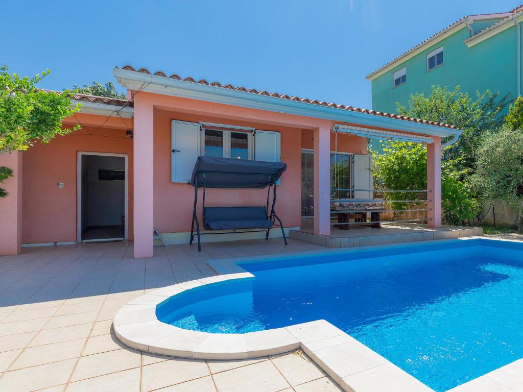 Bazén v ubytovaní Holiday Home Cherry by Interhome alebo v jeho blízkosti