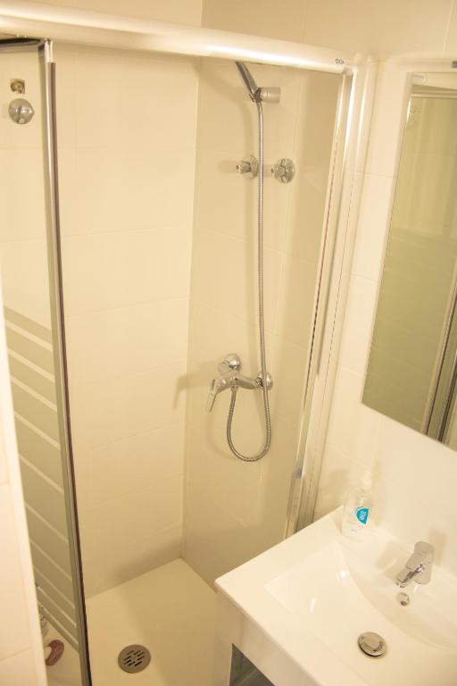 Łazienka w obiekcie Malagueña Salerosa "Apartamento - estudio con terraza" En casa típica de 1 a 4 dormitorios