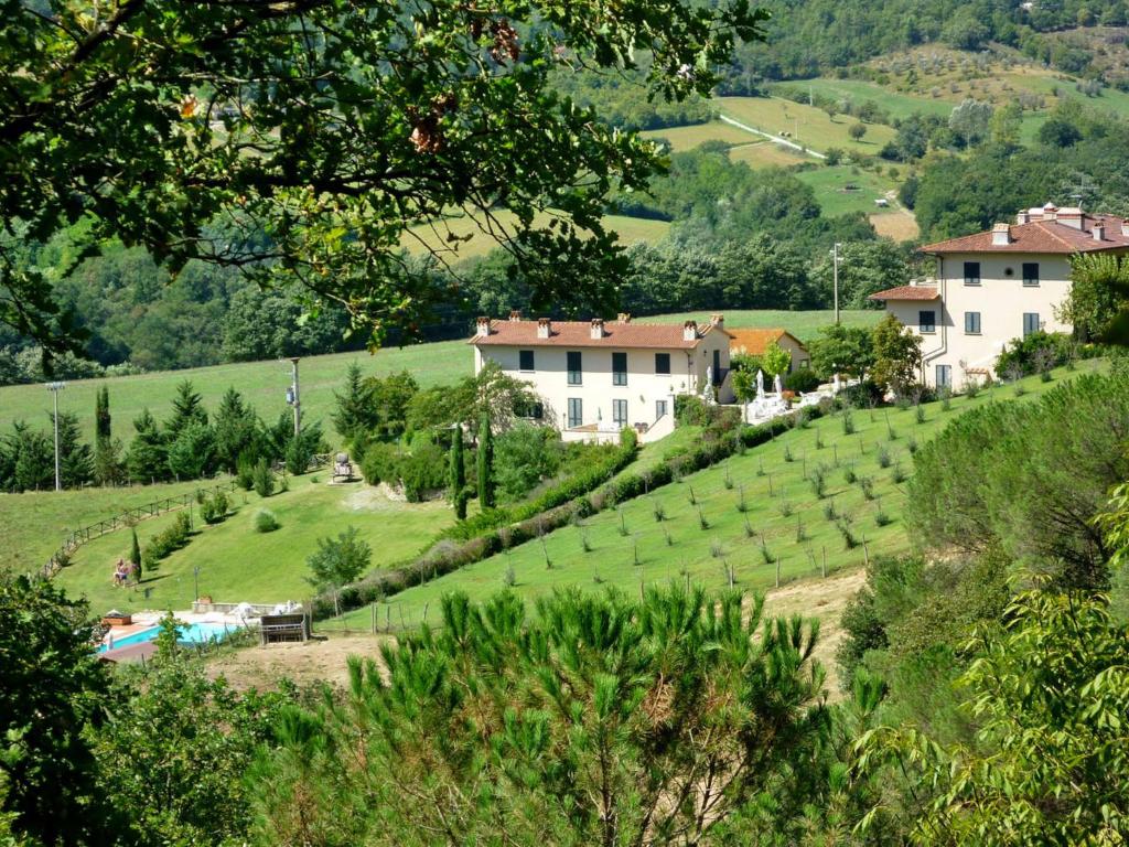ein Dorf auf einem Hügel mit Häusern und Bäumen in der Unterkunft Apartment Vigna La Corte-5 by Interhome in Dicomano