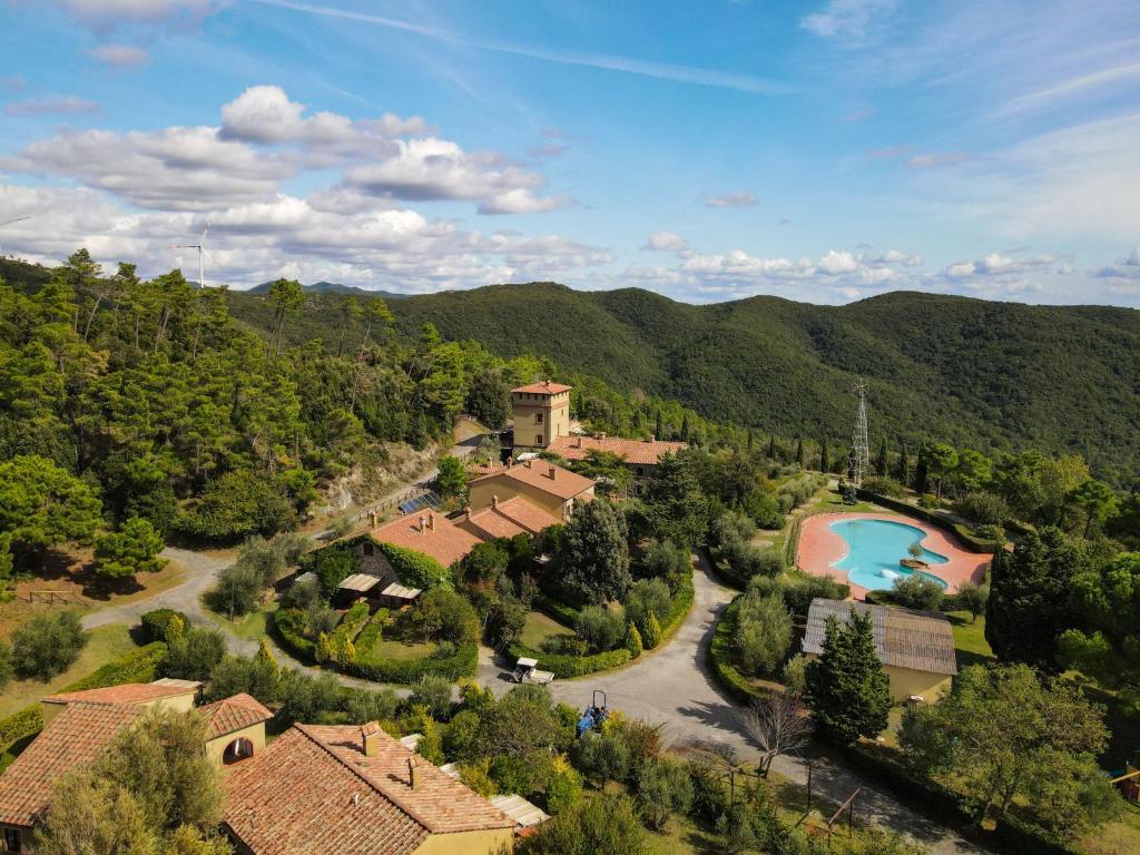 Una vista aérea de un complejo turístico con piscina y árboles. en Apartment Volpe by Interhome, en Riparbella