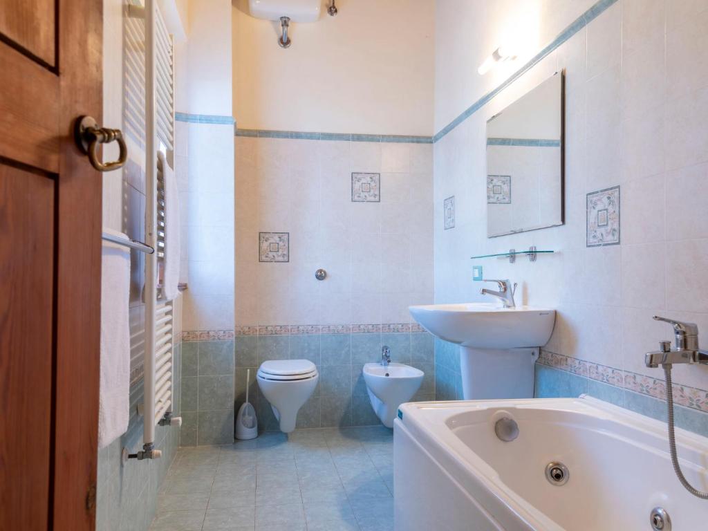 Łazienka w obiekcie Holiday Home Antico Convento by Interhome