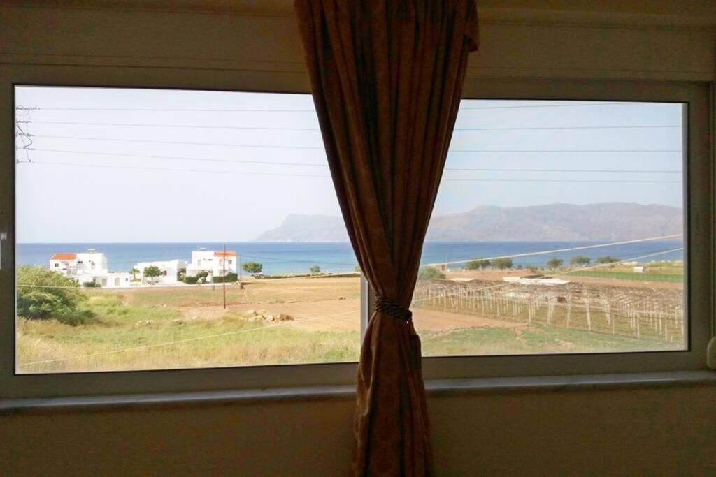 una finestra con vista sull'oceano di Kissamos Serene 3-bedroom Apartment a Kíssamos
