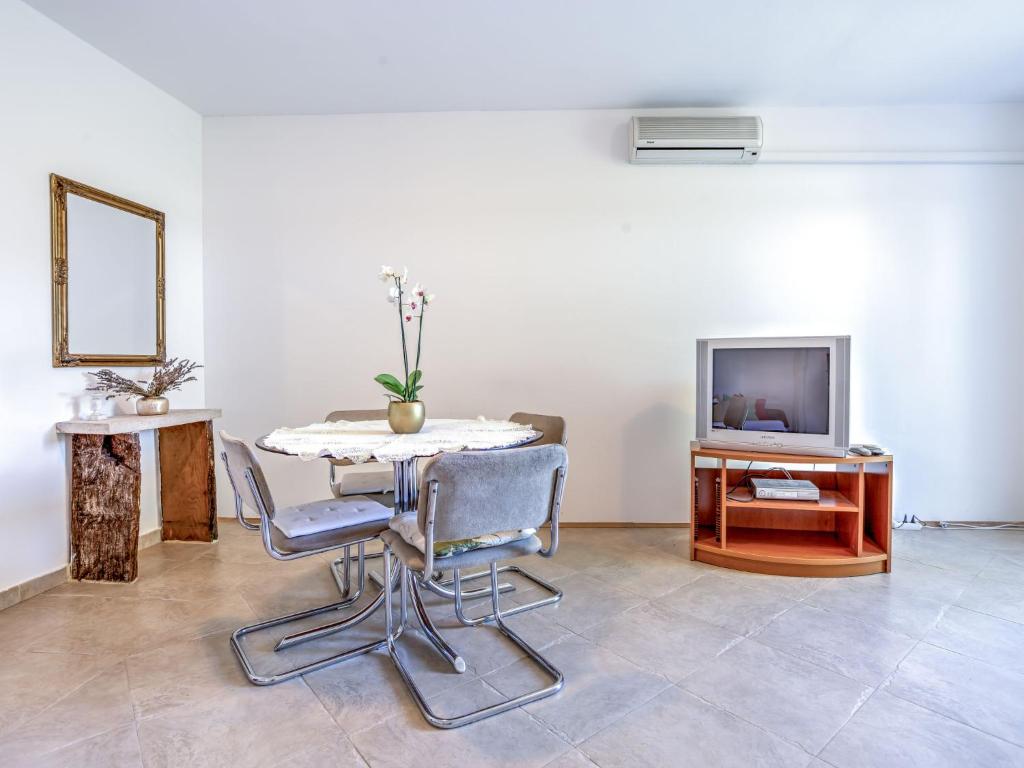 Televízia a/alebo spoločenská miestnosť v ubytovaní Apartment File-6 by Interhome