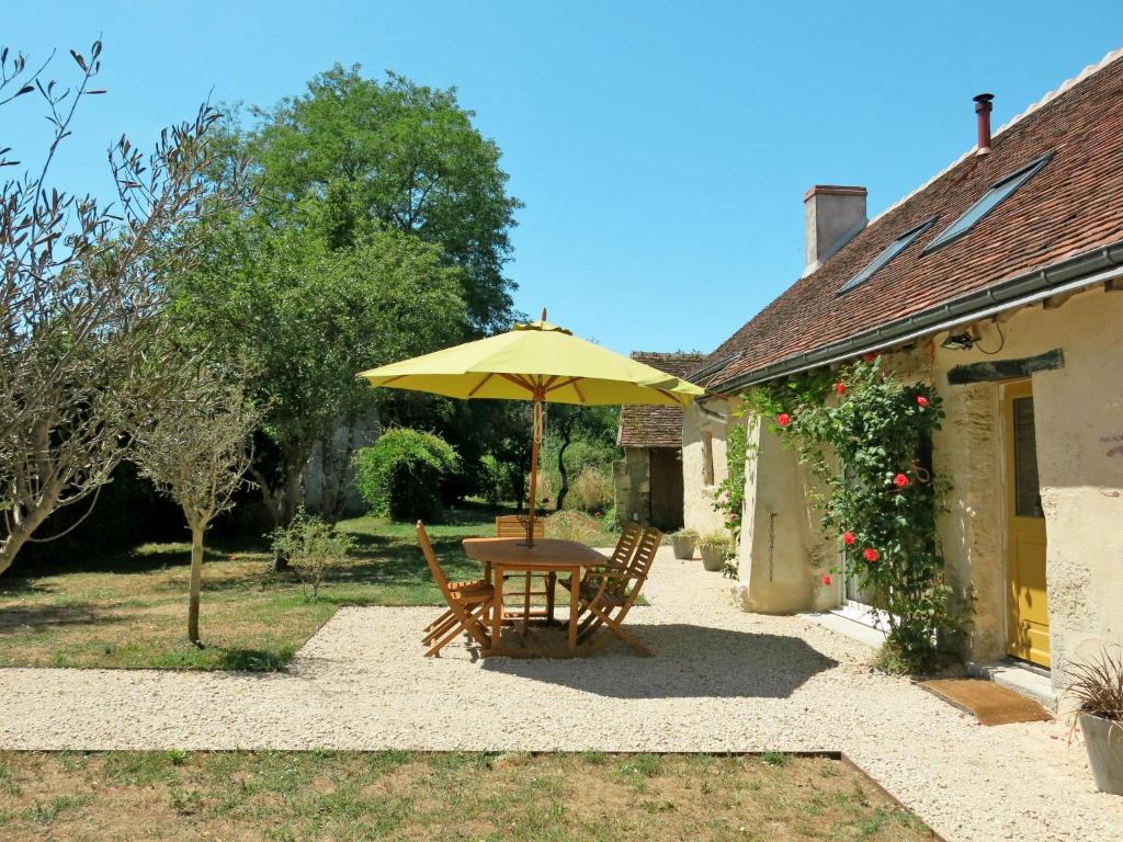 - une table et des chaises sous un parasol dans la cour dans l'établissement Holiday Home La Marlaude - MNX201 by Interhome, à Monteaux