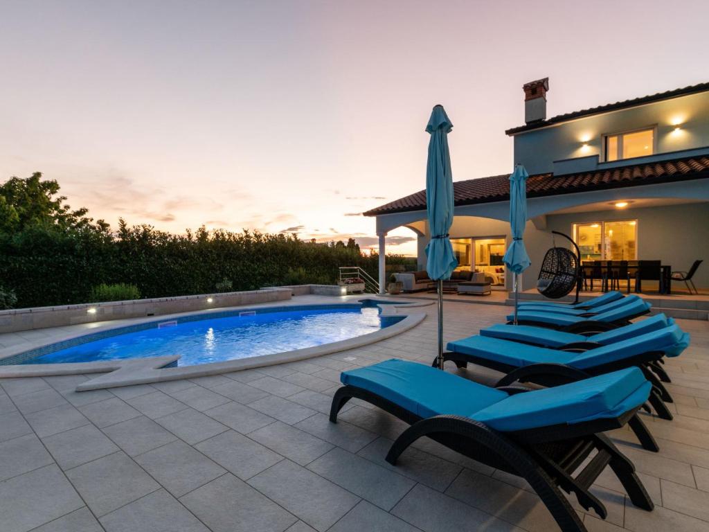 Bazén v ubytování Holiday Home Villa Gabriel by Interhome nebo v jeho okolí