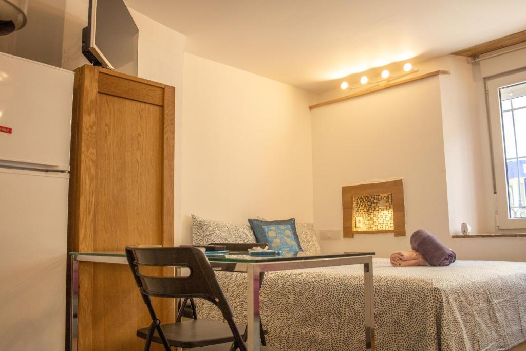Łóżko lub łóżka w pokoju w obiekcie Malagueña Salerosa "Apartamento - estudio con terraza" En casa típica de 1 a 4 dormitorios