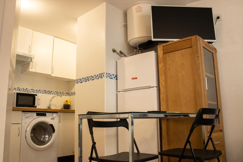 Kuchnia lub aneks kuchenny w obiekcie Malagueña Salerosa "Apartamento - estudio con terraza" En casa típica de 1 a 4 dormitorios