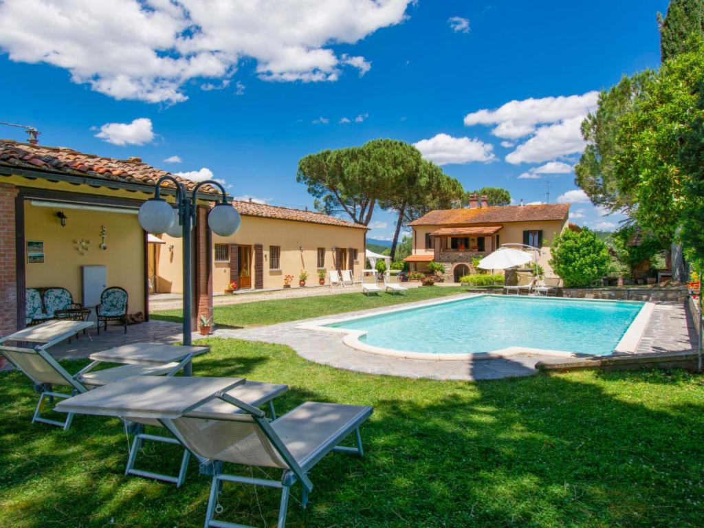 un cortile con piscina e una casa di Holiday Home Cedri Alti-4 by Interhome ad Ambra