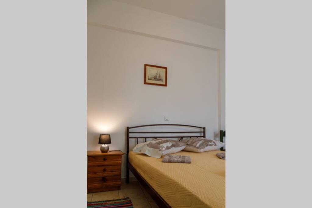 a bedroom with a bed and a wooden dresser at Ρήγας: Όμορφα στο Μεσολόγγι, Διαμέρισμα Β2 in Missolonghi