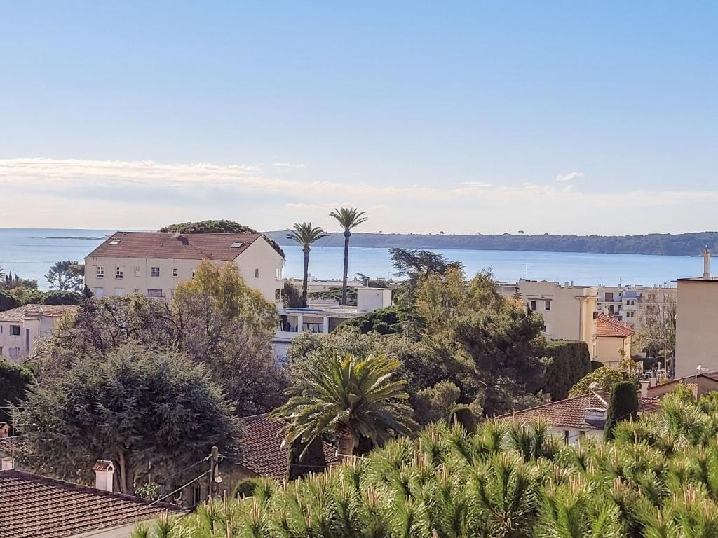 - une vue sur une ville avec des maisons et des arbres dans l'établissement Studio le Tivoli by Interhome, à Cannes