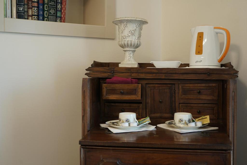 Zestaw do parzenia kawy i herbaty w obiekcie Avenue Rooms