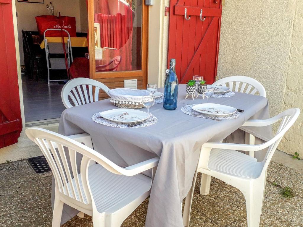 ル・バルカレスにあるHoliday Home Santa Barbara-10 by Interhomeのテーブル(椅子3脚、青いテーブルクロス)