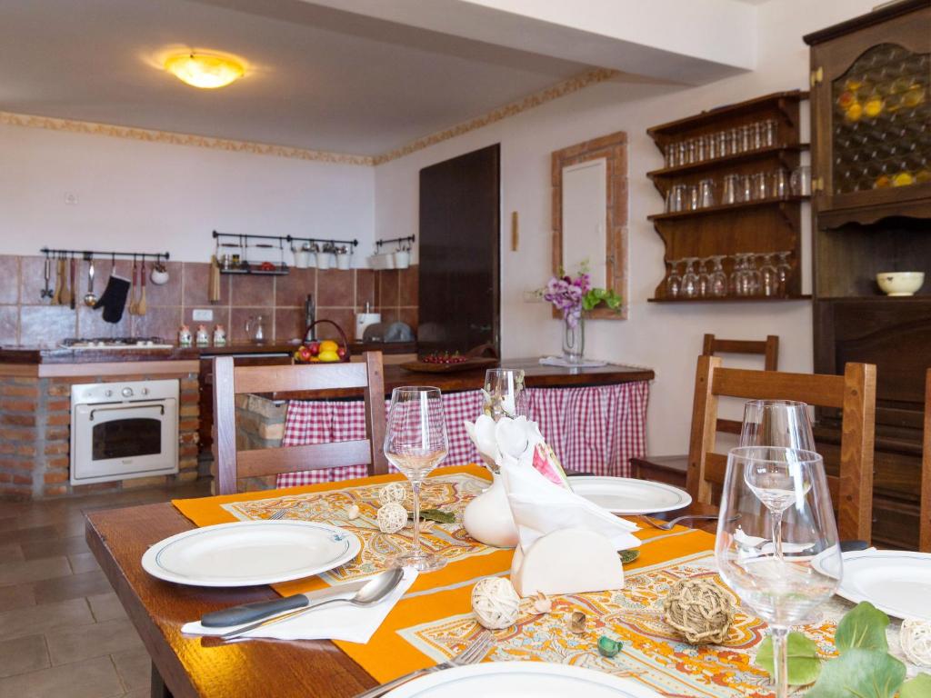Kuchyňa alebo kuchynka v ubytovaní Holiday Home Natura by Interhome