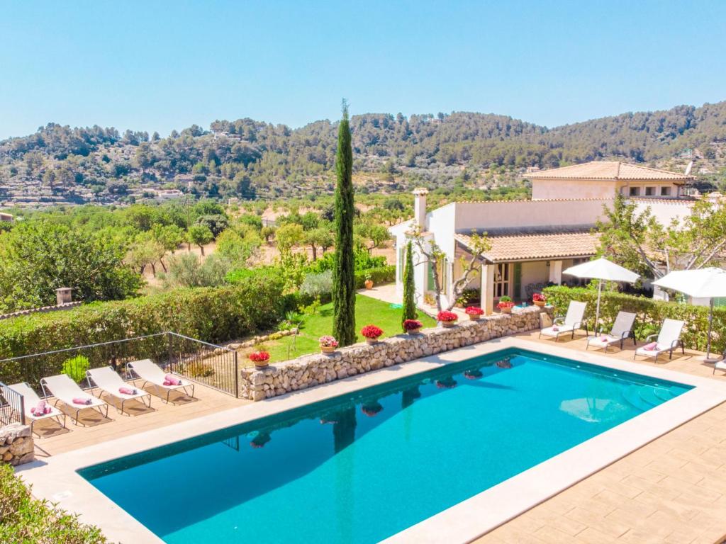 uma piscina em frente a uma casa em Villa Son Maguet by Interhome em Selva