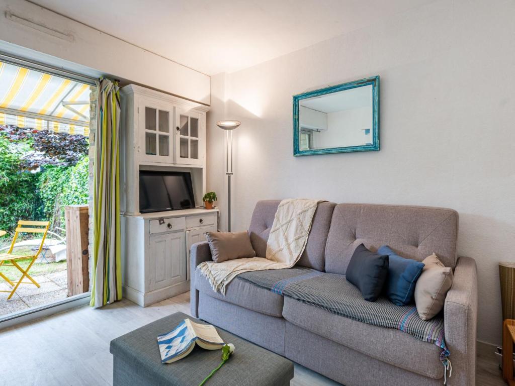 un salon avec un canapé et un miroir dans l'établissement Studio Manoir du Men Gwen-2 by Interhome, à Carnac