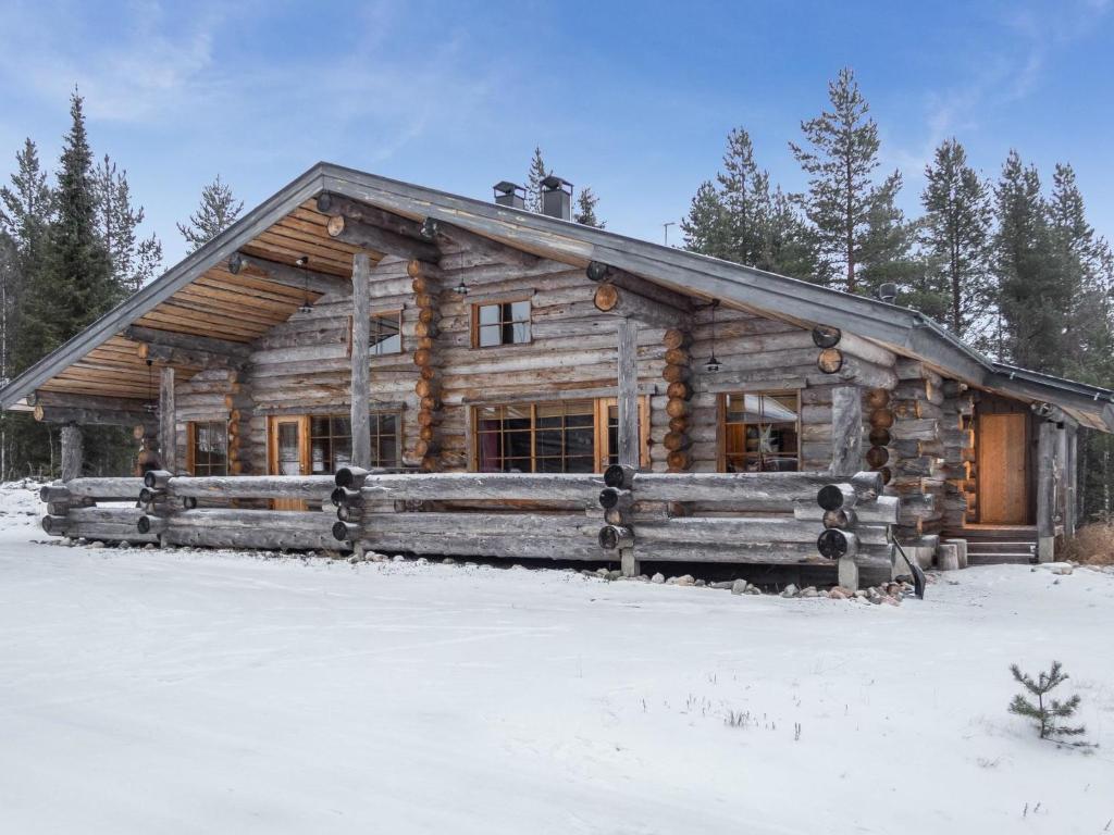 ein Blockhaus im Schnee mit einem Zaun in der Unterkunft Holiday Home Mäentähti b by Interhome in Ruka