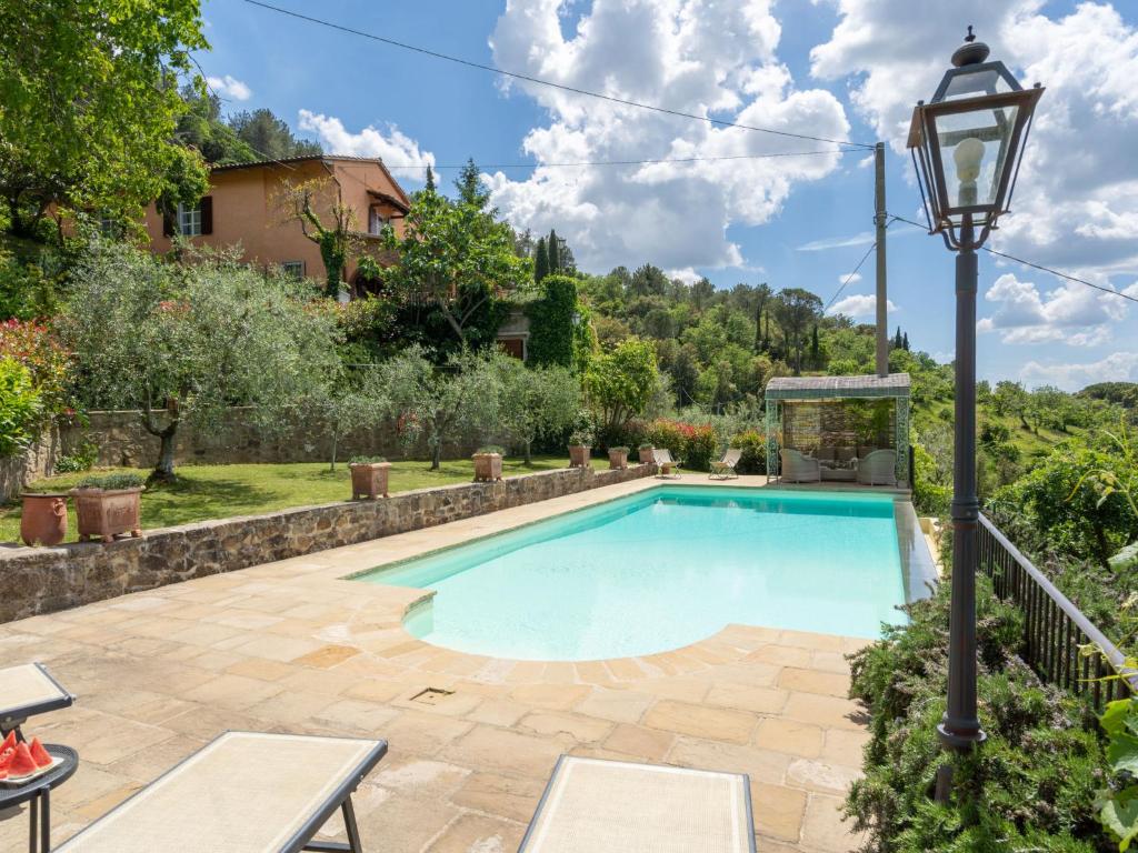 einen Pool in einem Garten mit Straßenbeleuchtung in der Unterkunft Holiday Home La Felcaia by Interhome in Fondaccio