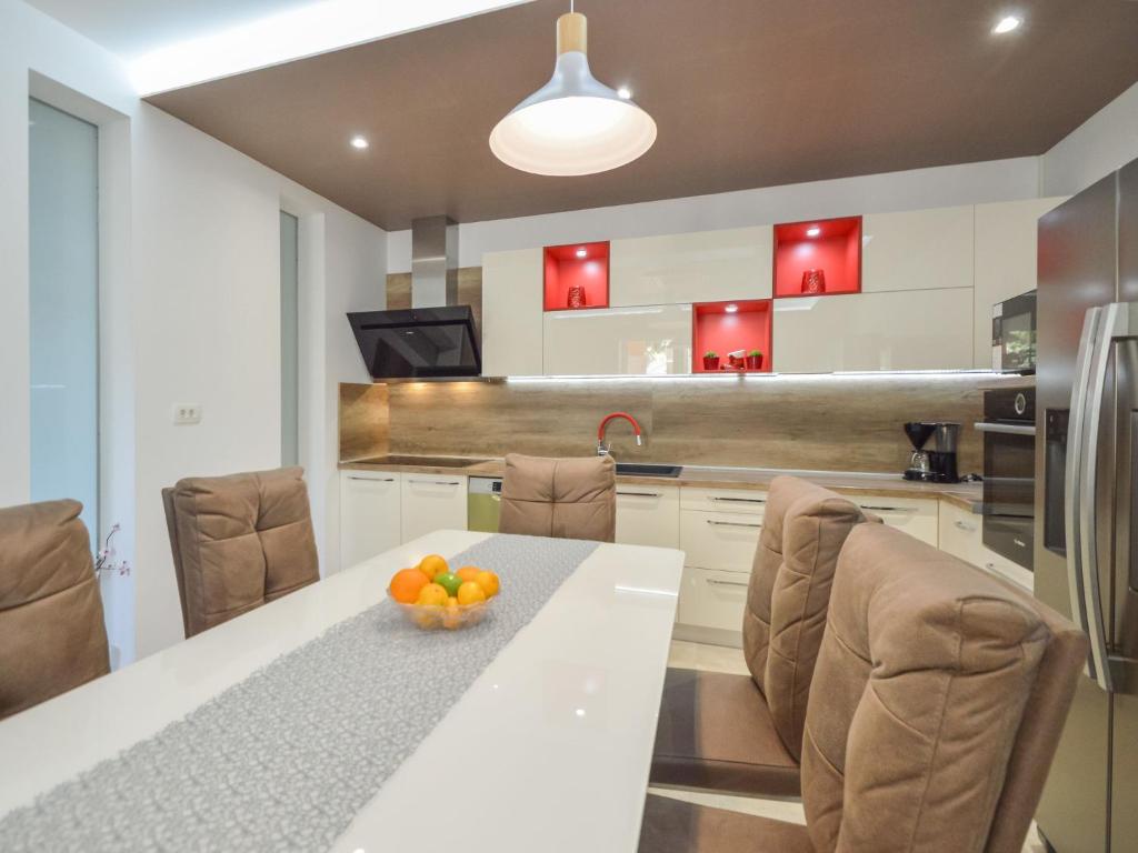 Kuchyňa alebo kuchynka v ubytovaní Apartment Mornar-5 by Interhome