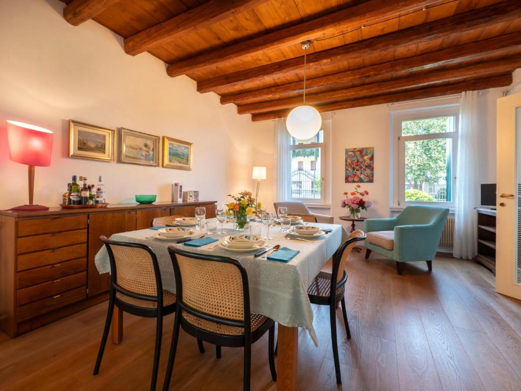 jadalnia ze stołem i krzesłami w obiekcie Holiday Home Casa Con Le Rose by Interhome w mieście San Daniele del Friuli