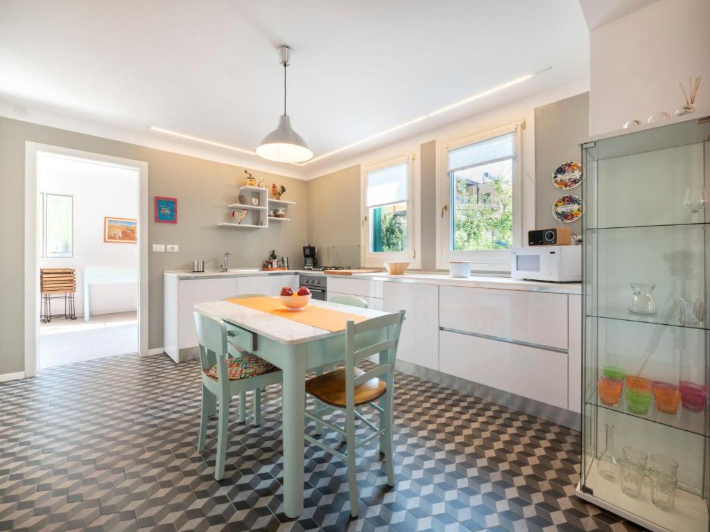 Kuchnia lub aneks kuchenny w obiekcie Holiday Home Casa Con Le Rose by Interhome