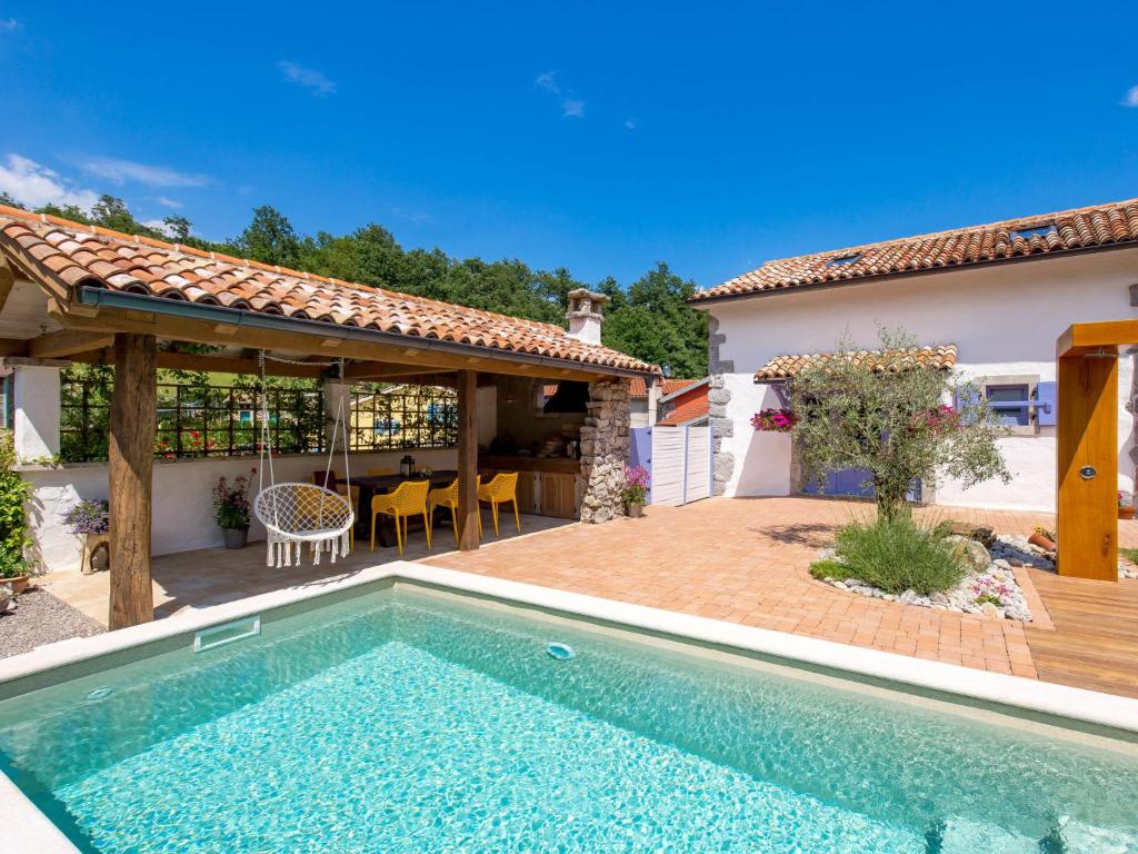 une arrière-cour avec une piscine et une maison dans l'établissement Holiday Home Villa Antonio by Interhome, à Jurdani