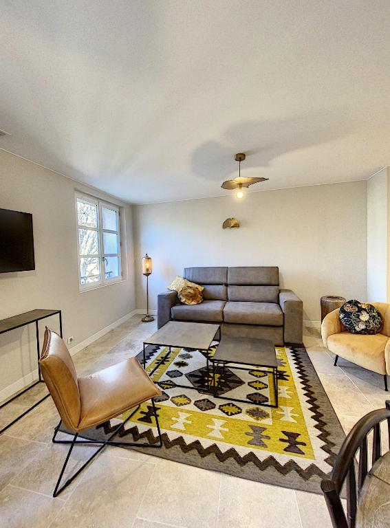 un salon avec un canapé et une table dans l'établissement Les Estrelles, à Saint-Rémy-de-Provence