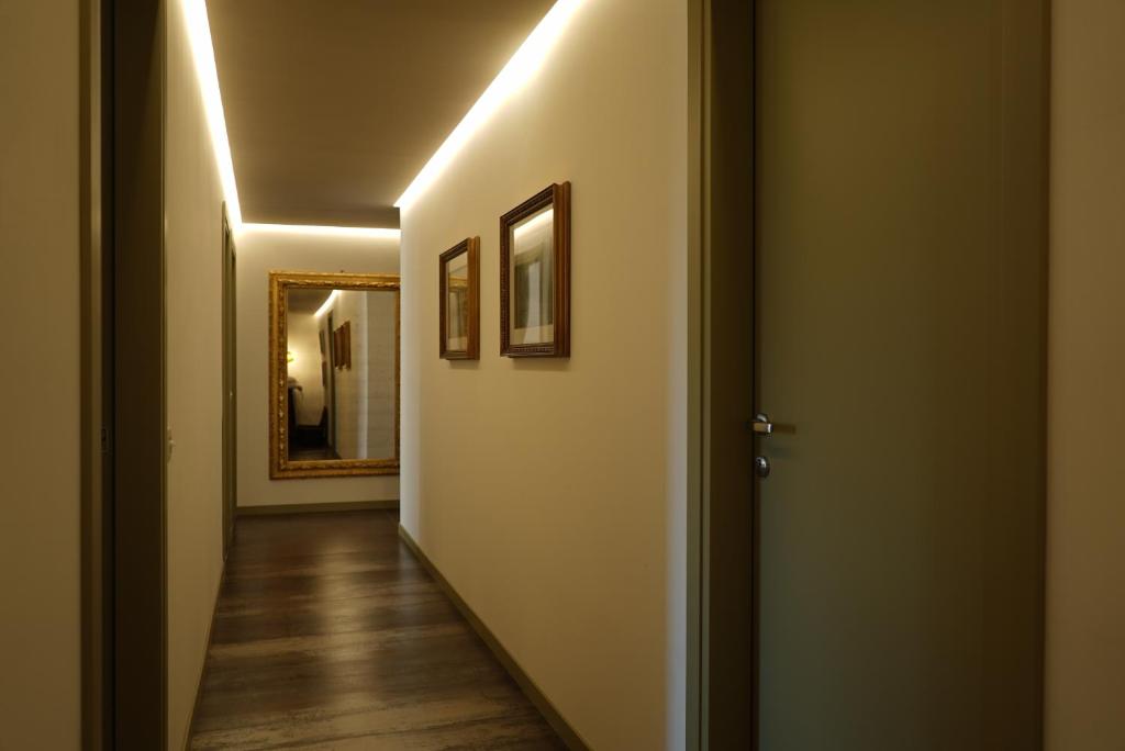 um corredor com em Avenue Rooms em Verona